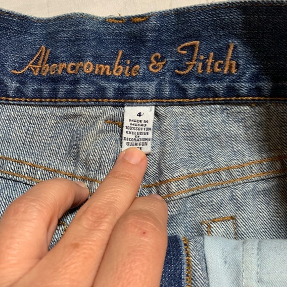 Abercrombie & Fitch mini denim skirt. Size 4. - Picture 3 of 8